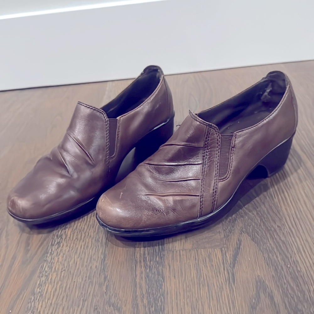 Clarks brown leather slip on booties size 6 wide loafers shooties